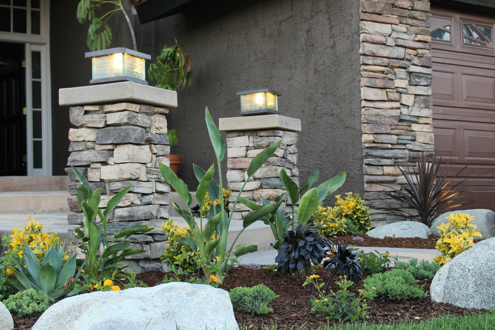Mittelgroßer, Halbschattiger Moderner Garten im Sommer mit Natursteinplatten in Orange County