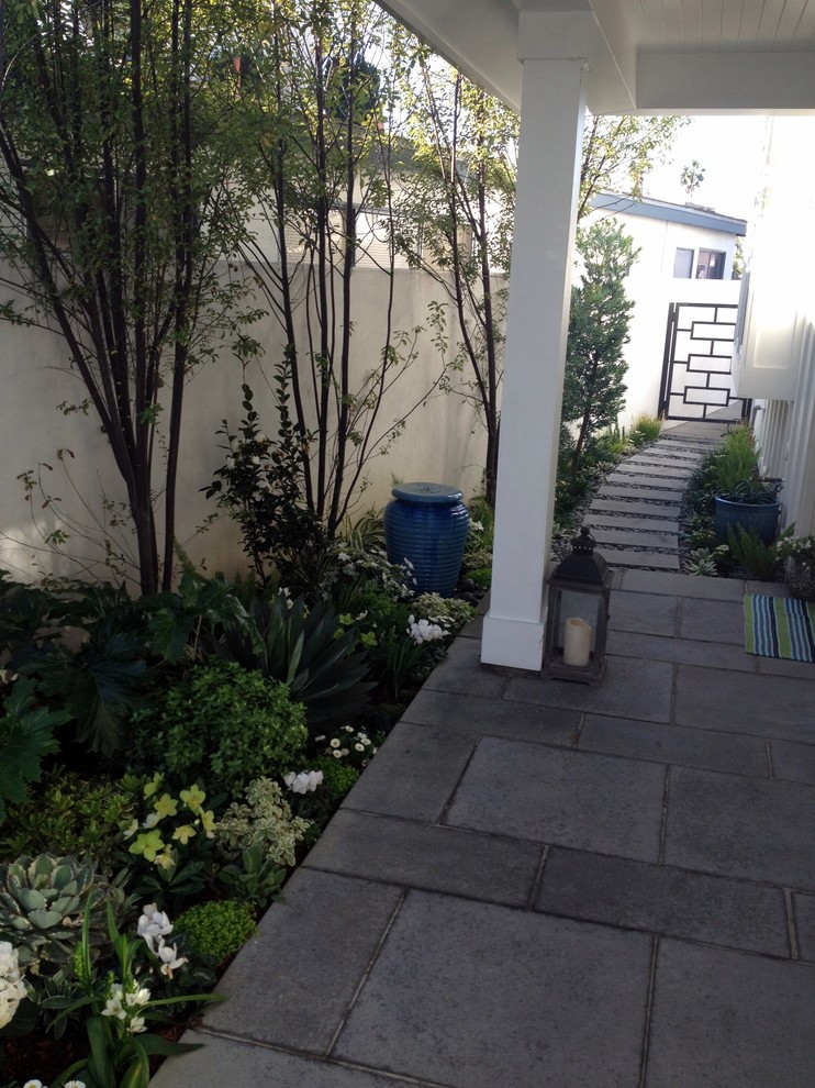 Пример оригинального дизайна: маленький тенистый участок и сад на внутреннем дворе в современном стиле с мощением тротуарной плиткой для на участке и в саду