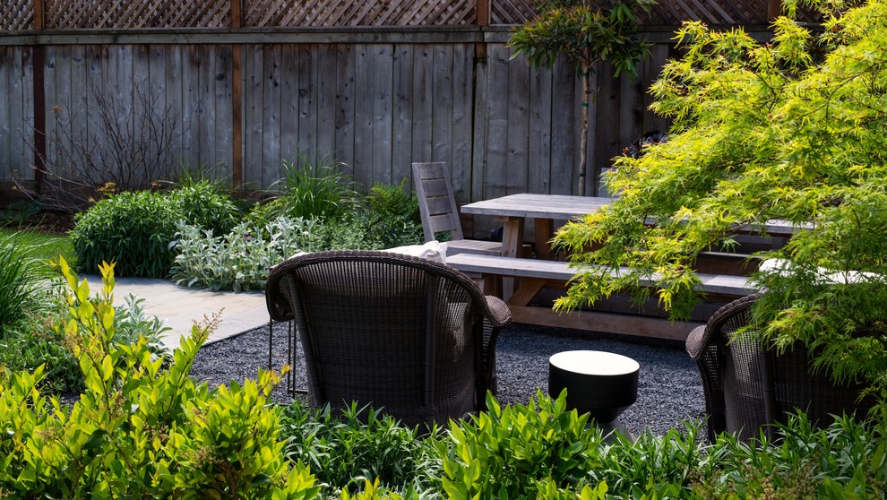 Esempio di un giardino formale minimal esposto a mezz'ombra di medie dimensioni e dietro casa in primavera con ghiaia