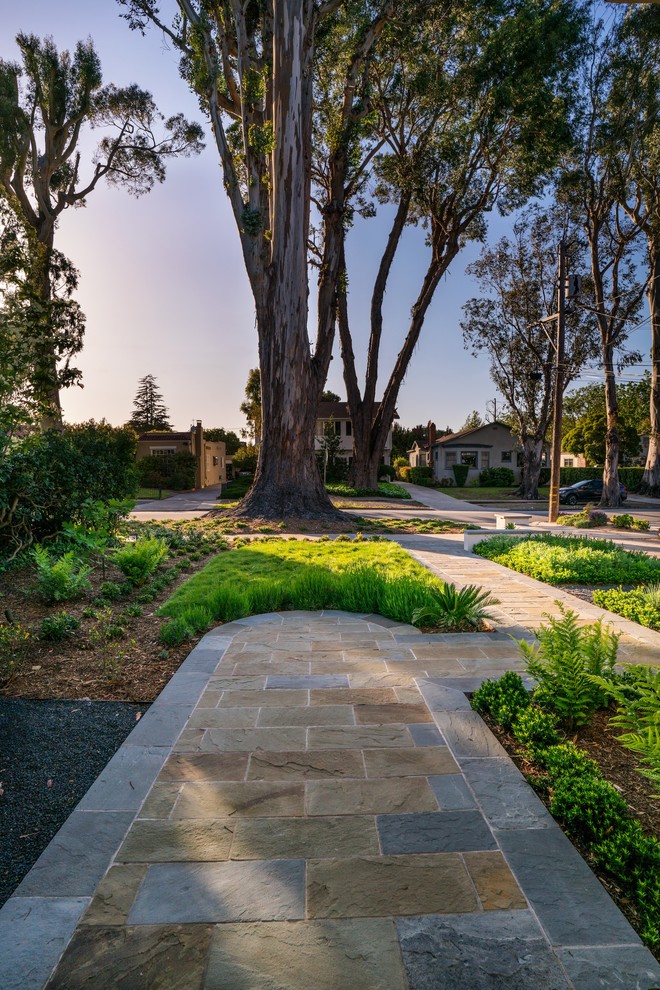 Idées déco pour un jardin avant contemporain de taille moyenne et au printemps avec une exposition partiellement ombragée et des pavés en pierre naturelle.