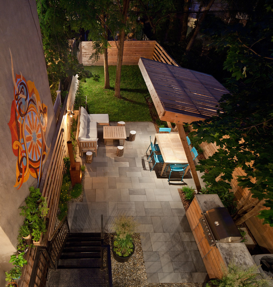 Kleiner, Halbschattiger Moderner Garten im Sommer, hinter dem Haus mit Natursteinplatten in New York