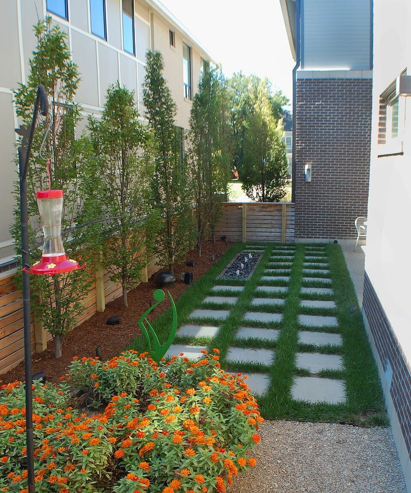 Esempio di un giardino formale minimal esposto a mezz'ombra nel cortile laterale e di medie dimensioni in estate con fontane e pavimentazioni in pietra naturale