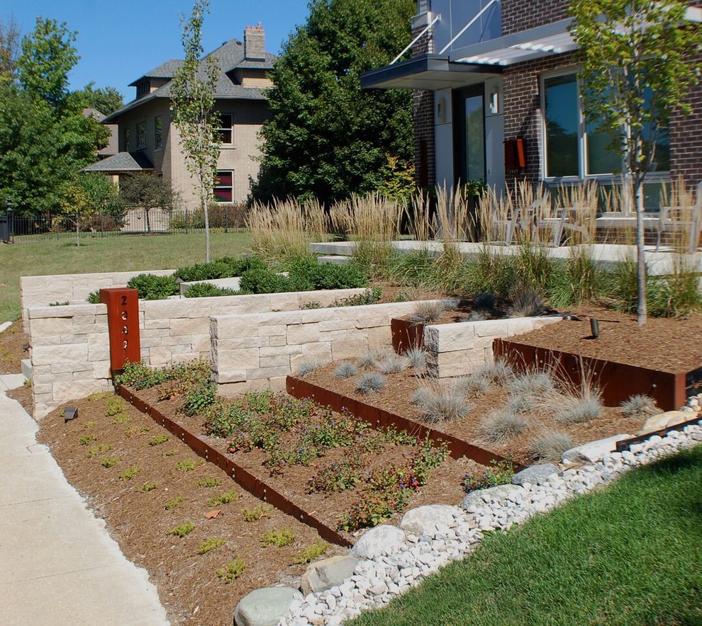 Aménagement d'un jardin avant contemporain de taille moyenne et au printemps avec une exposition ensoleillée et des pavés en béton.