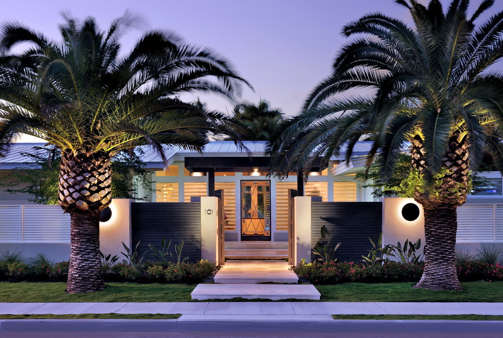 Inspiration for a contemporary front garden wall in Miami.