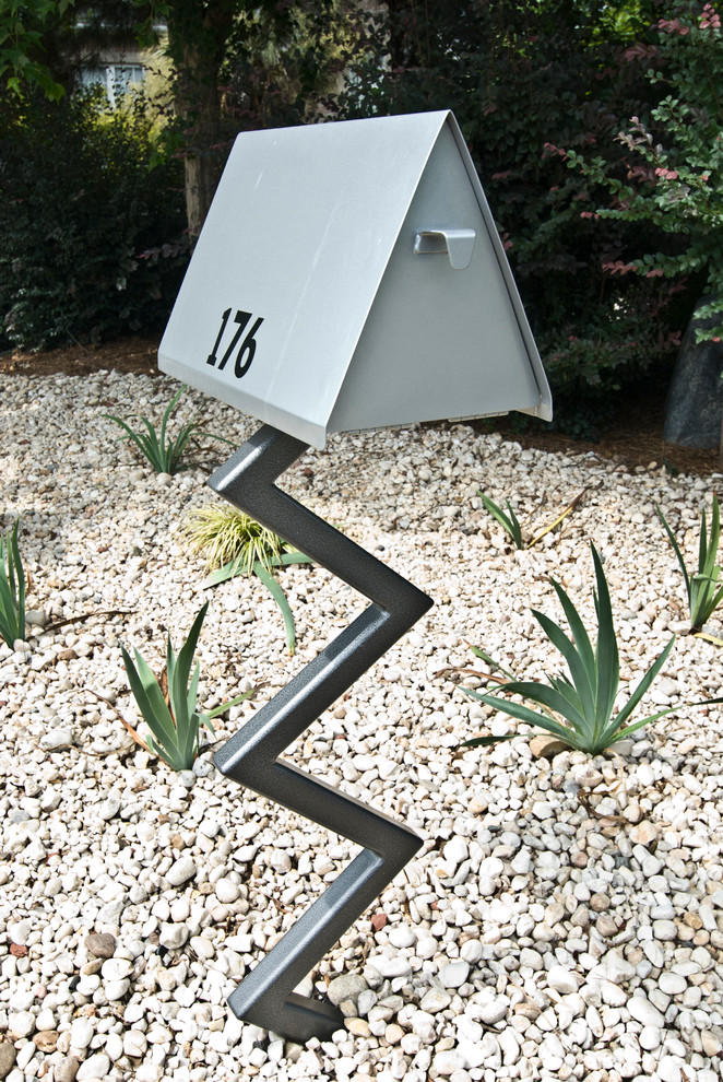 Design ideas for a medium sized contemporary front xeriscape garden in Charlotte.
