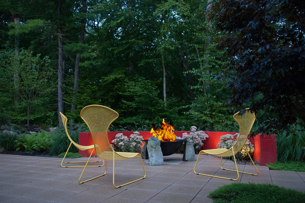Diseño de jardín contemporáneo extra grande en verano en patio trasero con brasero y exposición parcial al sol