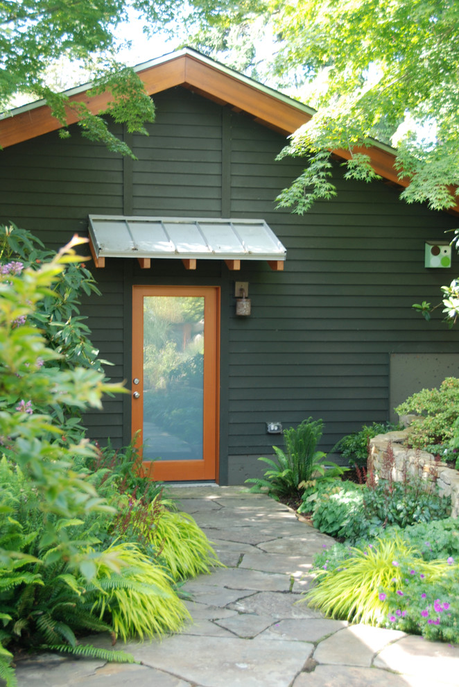 Schattiger Moderner Garten mit Natursteinplatten in Seattle