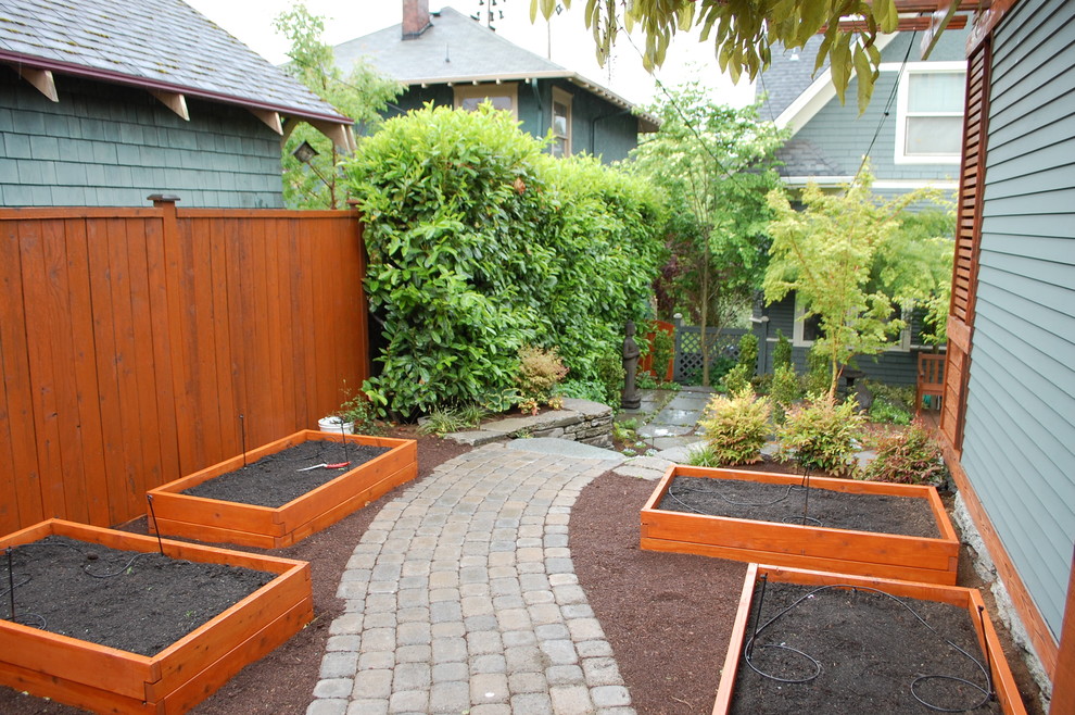 Imagen de jardín contemporáneo en patio lateral con jardín de macetas y adoquines de piedra natural