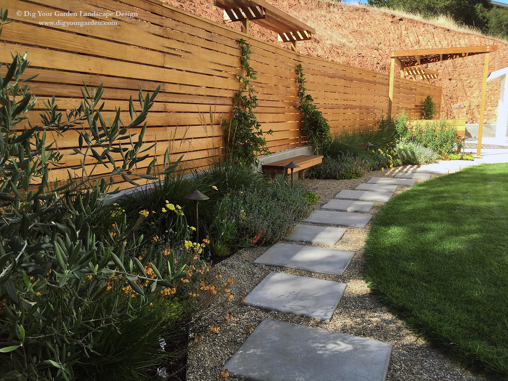 Стильный дизайн: солнечный, весенний засухоустойчивый сад среднего размера на склоне в современном стиле с садовой дорожкой или калиткой, хорошей освещенностью и мощением тротуарной плиткой - последний тренд