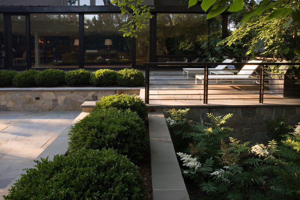 Свежая идея для дизайна: участок и сад среднего размера на заднем дворе в современном стиле с покрытием из каменной брусчатки - отличное фото интерьера