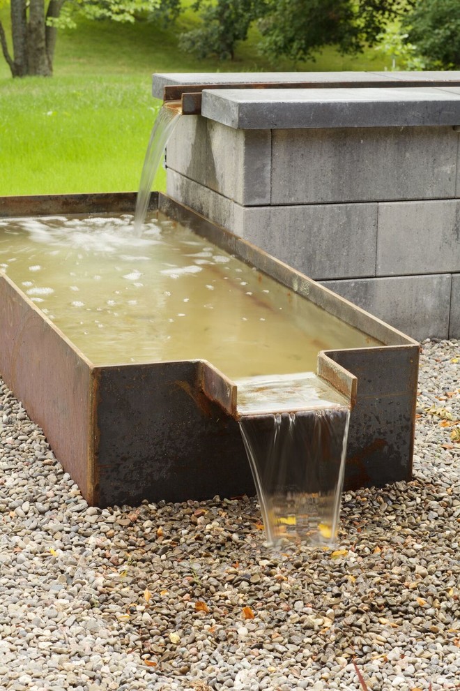Idées déco pour un jardin contemporain avec un bassin.