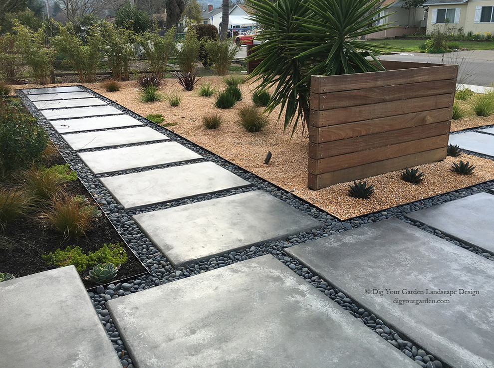 Exemple d'un jardin avant tendance de taille moyenne et l'automne avec une exposition ensoleillée et des pavés en béton.