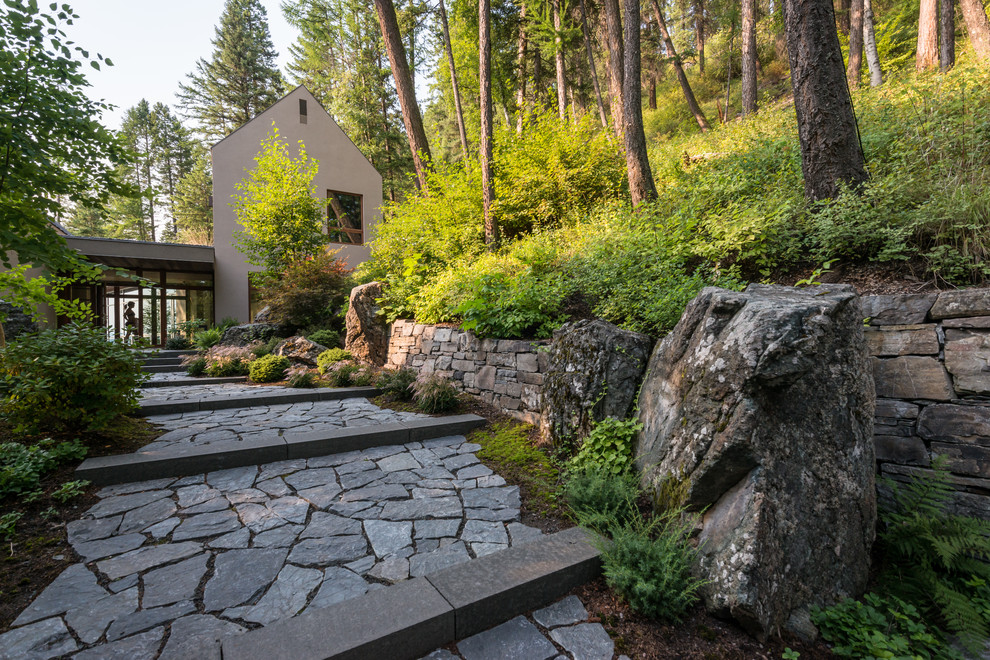 Diseño de jardín contemporáneo en patio delantero con adoquines de piedra natural