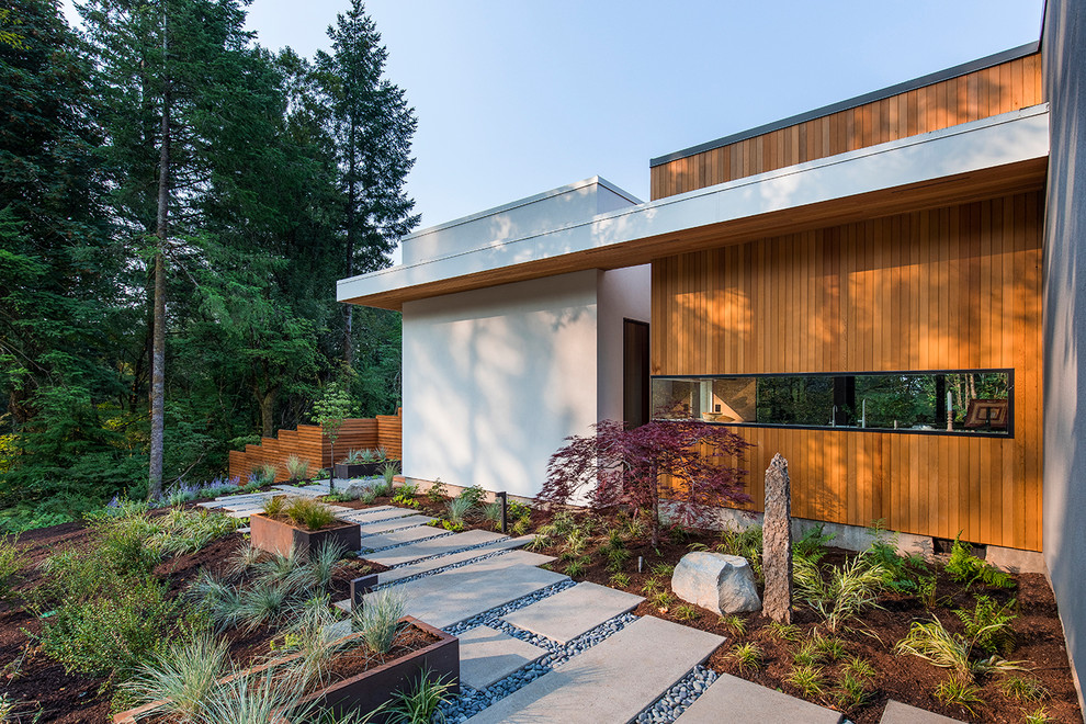 Moderner Garten mit direkter Sonneneinstrahlung und Betonboden in Portland