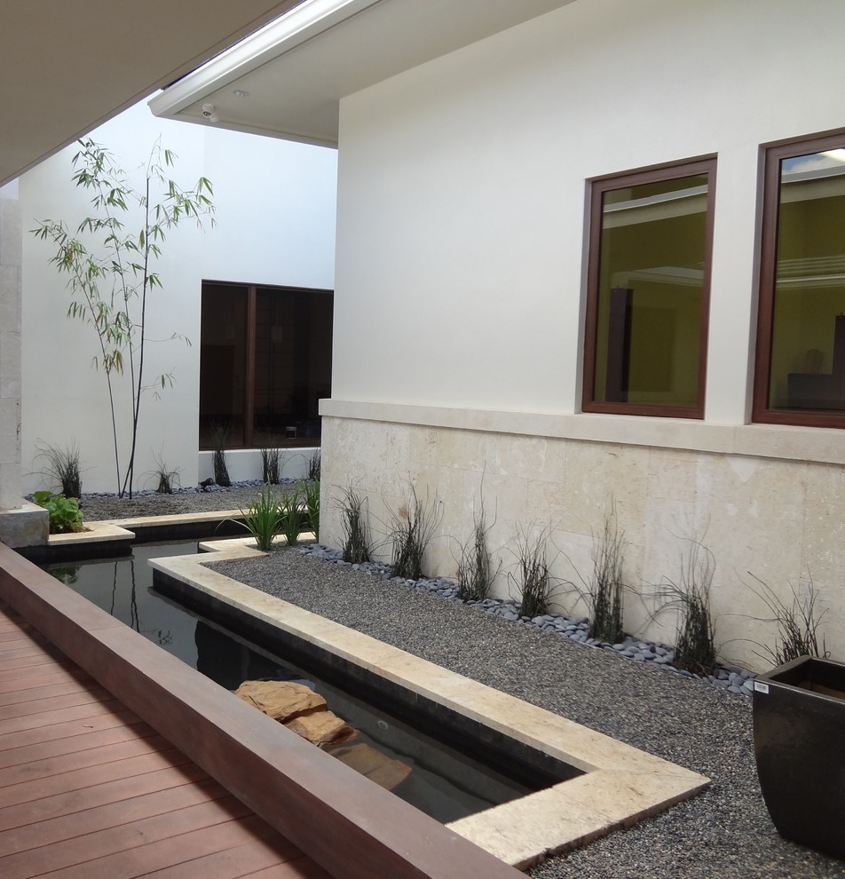 Свежая идея для дизайна: солнечный, летний участок и сад среднего размера на заднем дворе в современном стиле с хорошей освещенностью и покрытием из каменной брусчатки - отличное фото интерьера