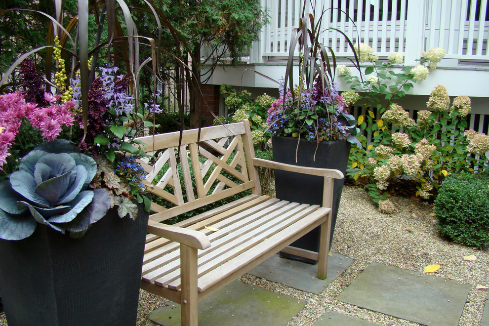 Immagine di un giardino xeriscape design esposto in pieno sole di medie dimensioni e dietro casa in autunno con ghiaia e un giardino in vaso
