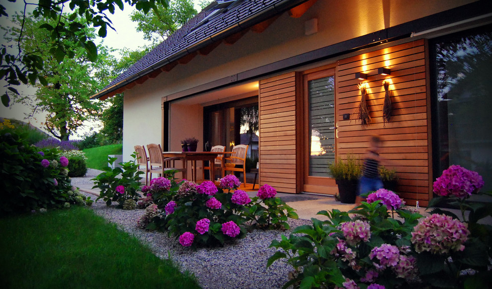 Источник вдохновения для домашнего уюта: участок и сад на боковом дворе в современном стиле