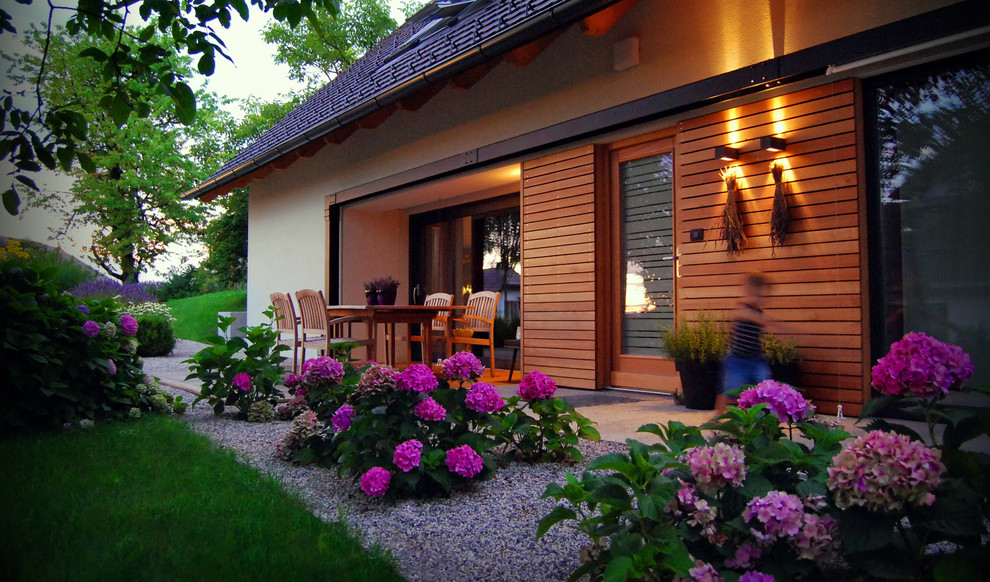 Inspiration for a contemporary side yard landscaping in Other.