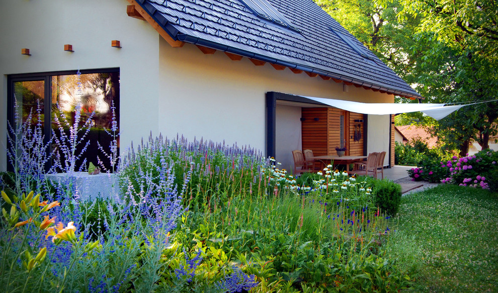 Свежая идея для дизайна: участок и сад на боковом дворе в современном стиле - отличное фото интерьера