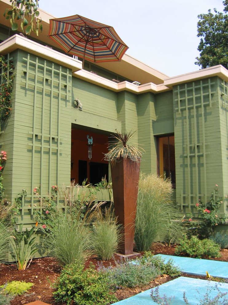 Idee per un giardino contemporaneo esposto in pieno sole dietro casa in estate