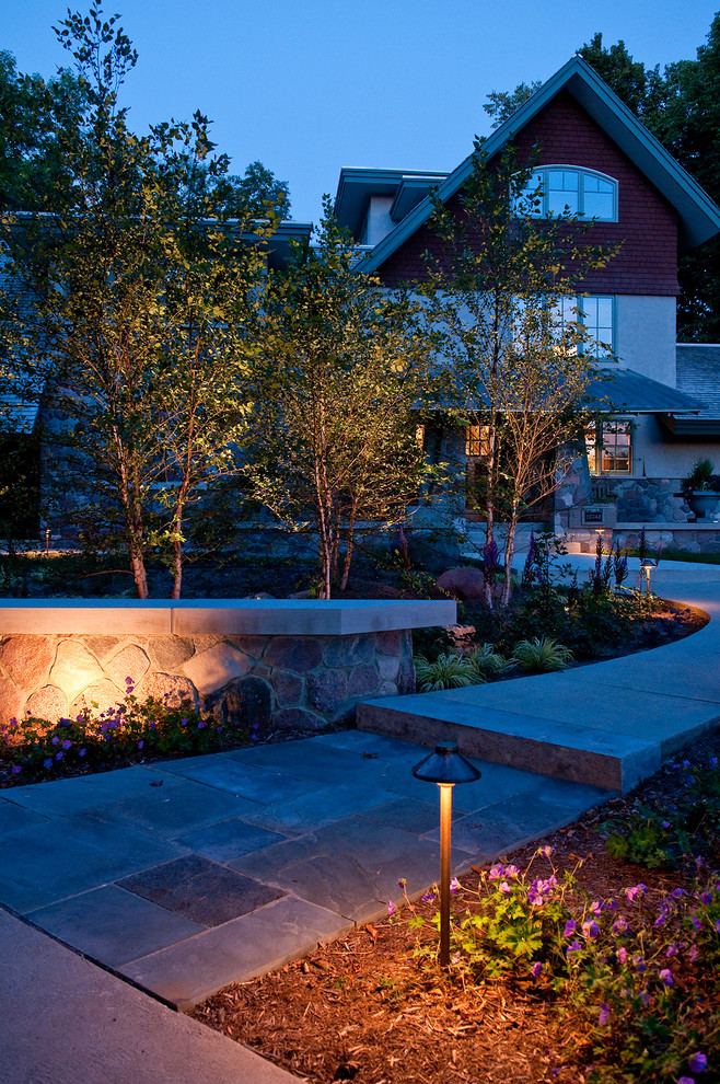 Modelo de jardín de estilo americano grande en patio delantero con adoquines de piedra natural