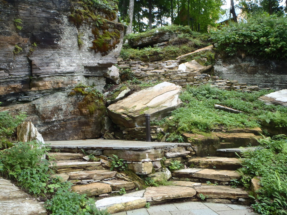 Пример оригинального дизайна: тенистый участок и сад на склоне в современном стиле с покрытием из каменной брусчатки и камнем в ландшафтном дизайне
