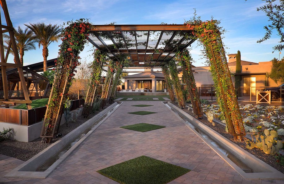 Idées déco pour un grand jardin contemporain avec une exposition partiellement ombragée et des pavés en béton.