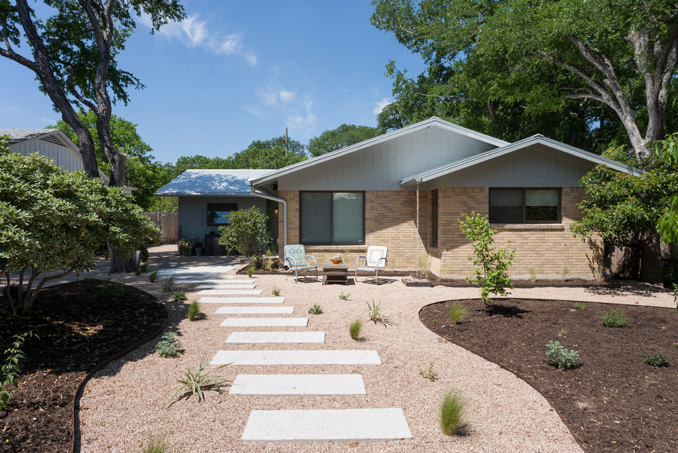 Moderner Garten hinter dem Haus mit direkter Sonneneinstrahlung in Austin