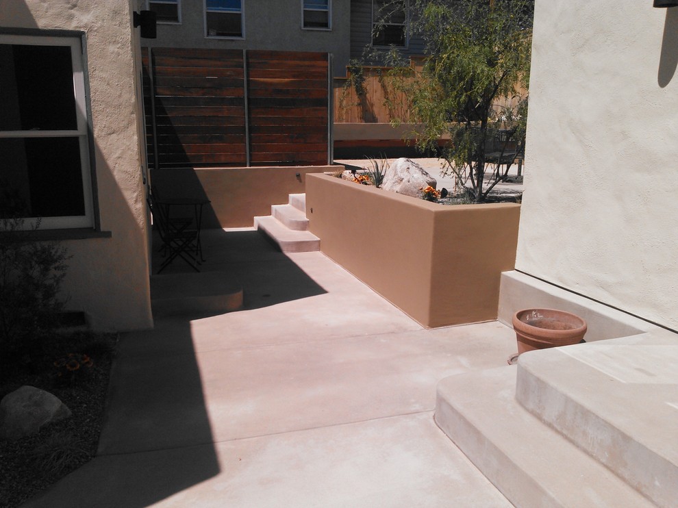 Große Moderne Gartenmauer hinter dem Haus mit direkter Sonneneinstrahlung in San Diego