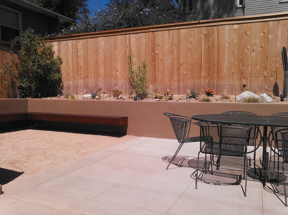 Esempio di un grande giardino xeriscape design esposto in pieno sole dietro casa con un muro di contenimento