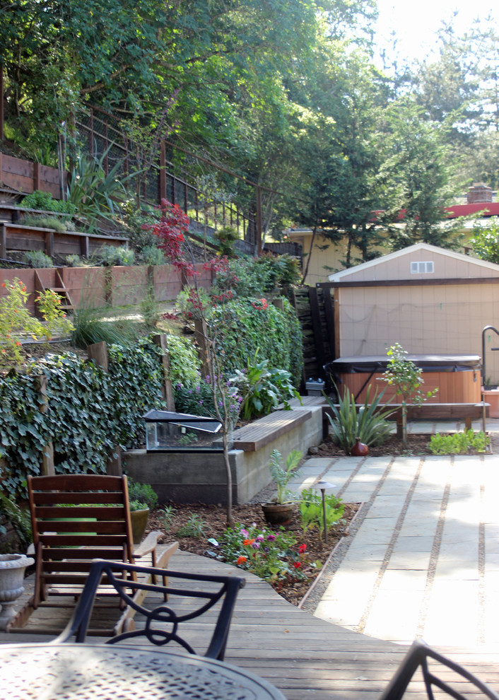 Foto di un grande giardino formale design in ombra dietro casa in primavera con pavimentazioni in pietra naturale