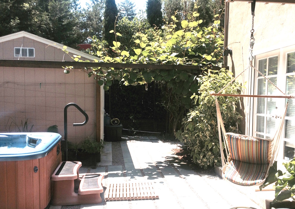 Ejemplo de jardín contemporáneo grande en primavera en patio trasero con exposición reducida al sol y adoquines de piedra natural