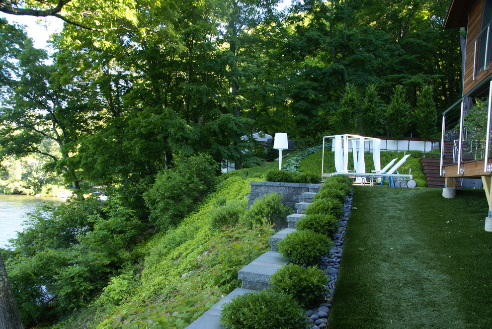 Inspiration for a mid-sized contemporary partial sun hillside retaining wall landscape in New York.