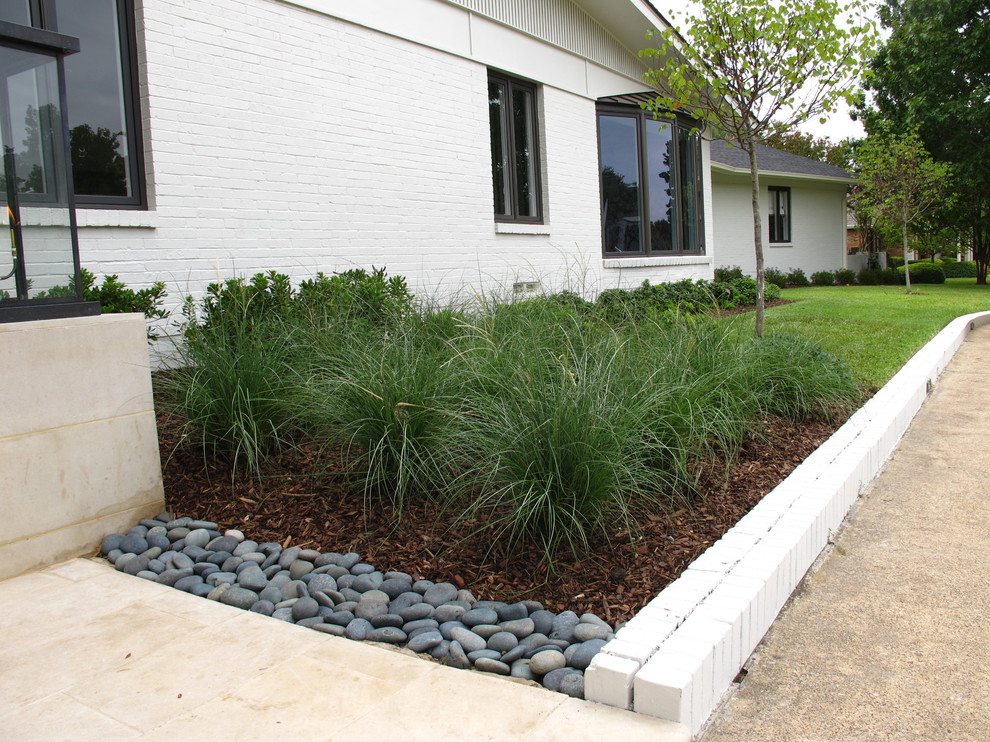 This is an example of a contemporary partial sun front yard landscaping in Dallas.