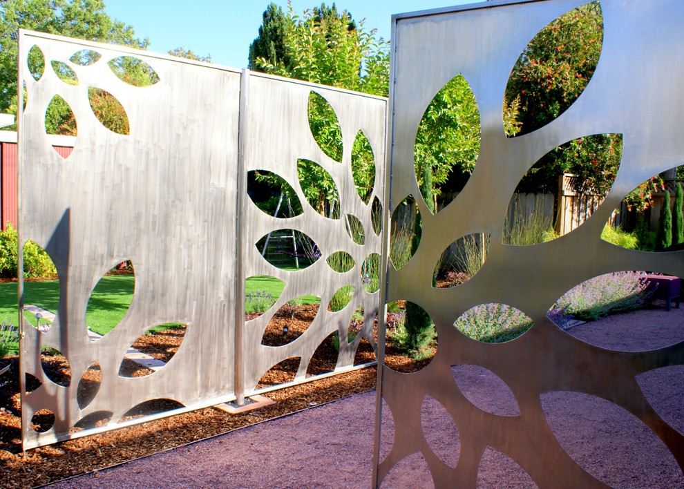 На фото: участок и сад в современном стиле с покрытием из гравия