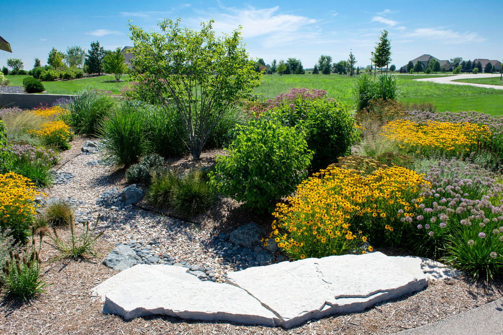 Idée de décoration pour un grand jardin avant minimaliste l'été avec une exposition ensoleillée et des pavés en pierre naturelle.
