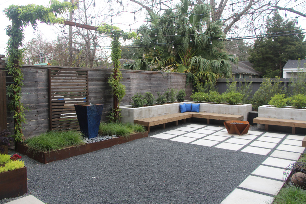 На фото: солнечный участок и сад на заднем дворе в современном стиле с перегородкой для приватности и хорошей освещенностью