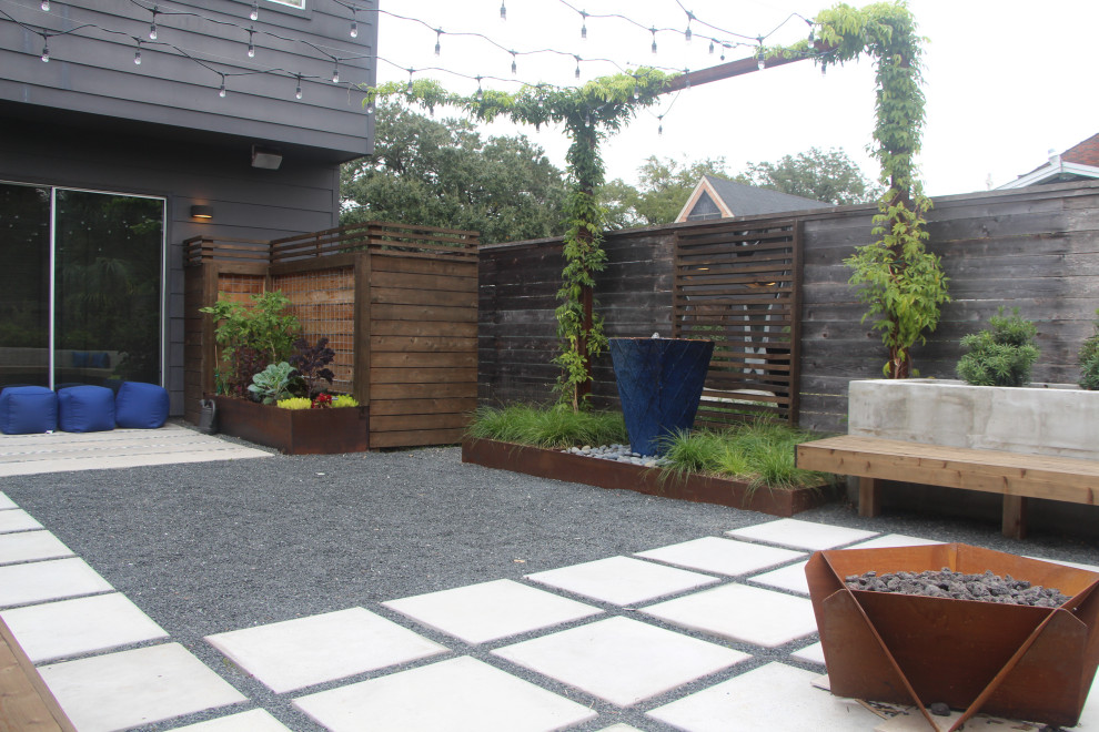 Moderner Garten hinter dem Haus mit Sichtschutz und direkter Sonneneinstrahlung in Houston