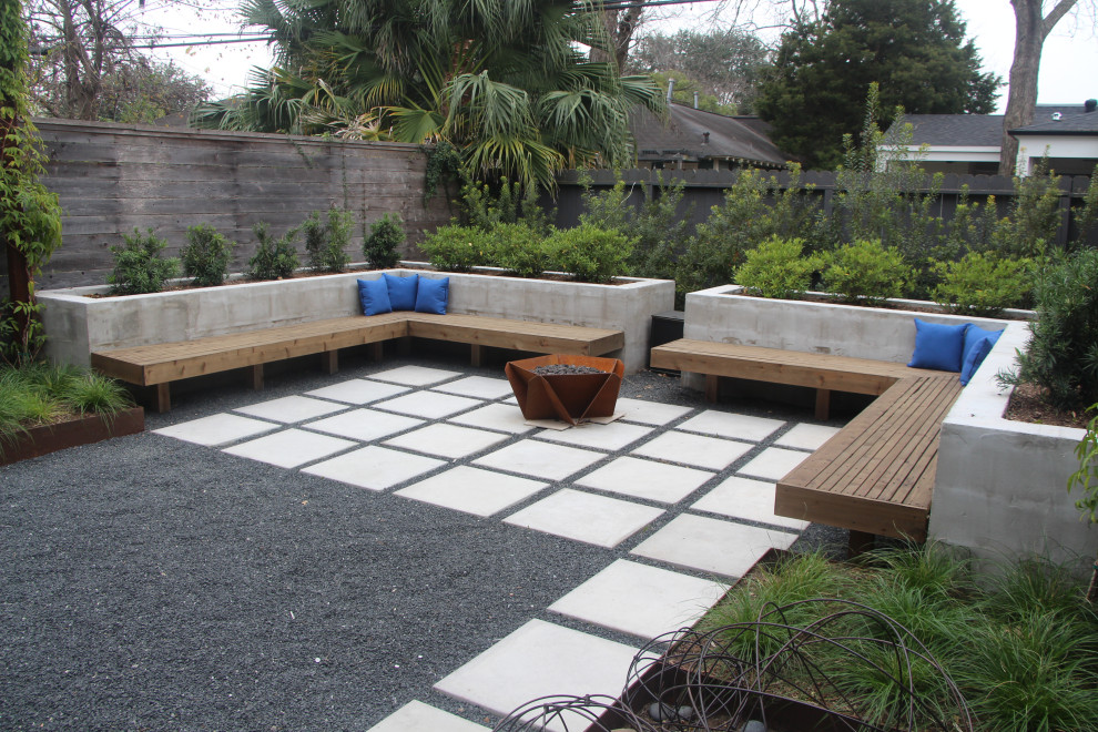 Идея дизайна: солнечный участок и сад на заднем дворе в современном стиле с перегородкой для приватности и хорошей освещенностью