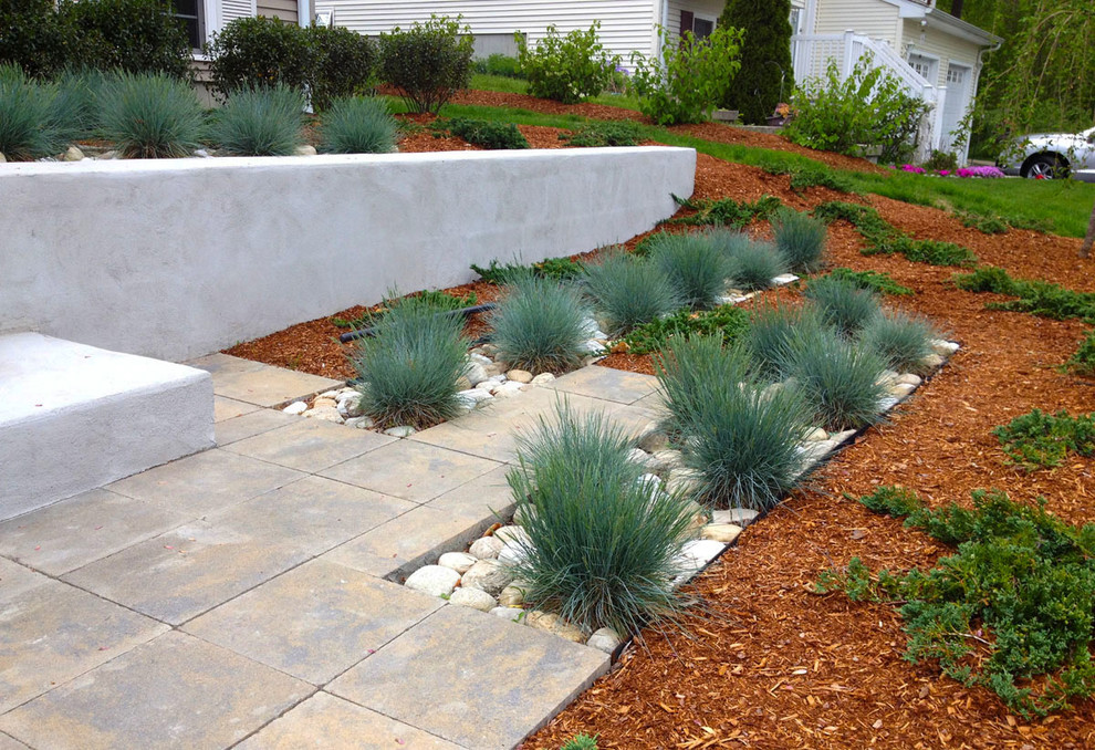 Idées déco pour un aménagement d'entrée ou allée de jardin avant contemporain de taille moyenne et l'hiver avec une exposition partiellement ombragée et des pavés en béton.