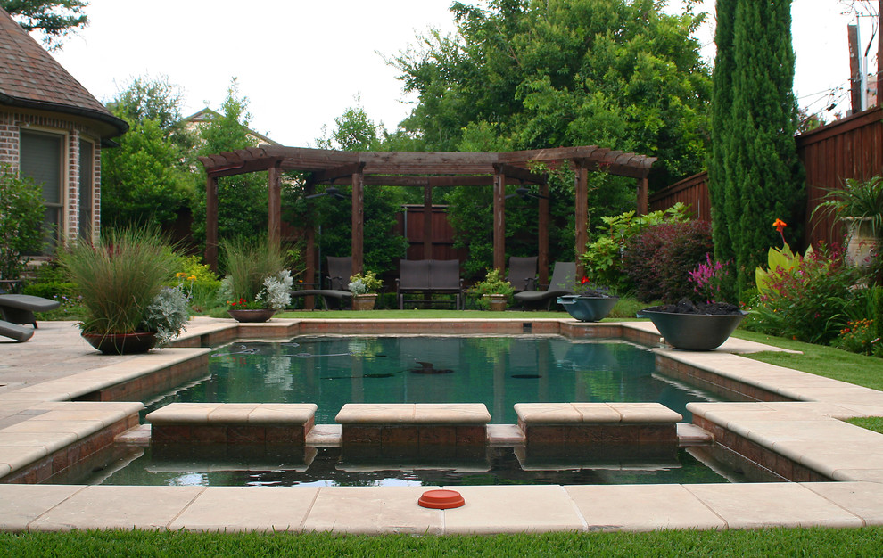 Immagine di un grande giardino formale chic esposto in pieno sole dietro casa in estate con pavimentazioni in mattoni e fontane