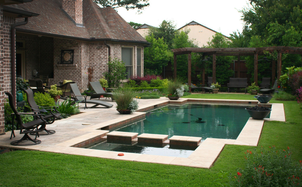 Пример оригинального дизайна: большой солнечный, летний регулярный сад на заднем дворе в классическом стиле с хорошей освещенностью и мощением клинкерной брусчаткой