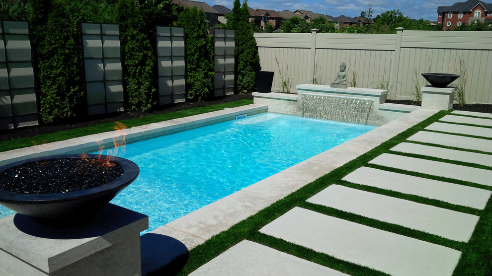 Пример оригинального дизайна: маленький бассейн на заднем дворе в современном стиле для на участке и в саду