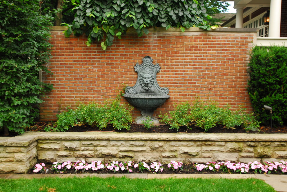 Пример оригинального дизайна: тенистый, весенний садовый фонтан среднего размера на заднем дворе в классическом стиле с покрытием из каменной брусчатки