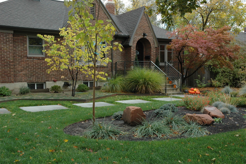 Стильный дизайн: маленький осенний засухоустойчивый сад на переднем дворе в современном стиле с полуденной тенью и мощением тротуарной плиткой для на участке и в саду - последний тренд