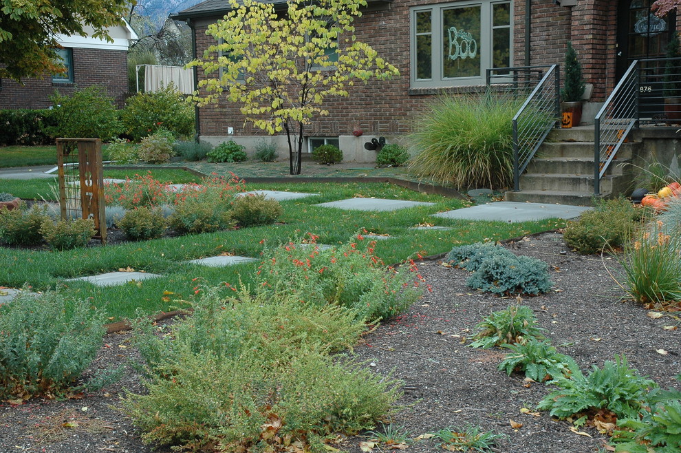 Kleiner, Halbschattiger Moderner Vorgarten im Herbst mit Betonboden in Salt Lake City