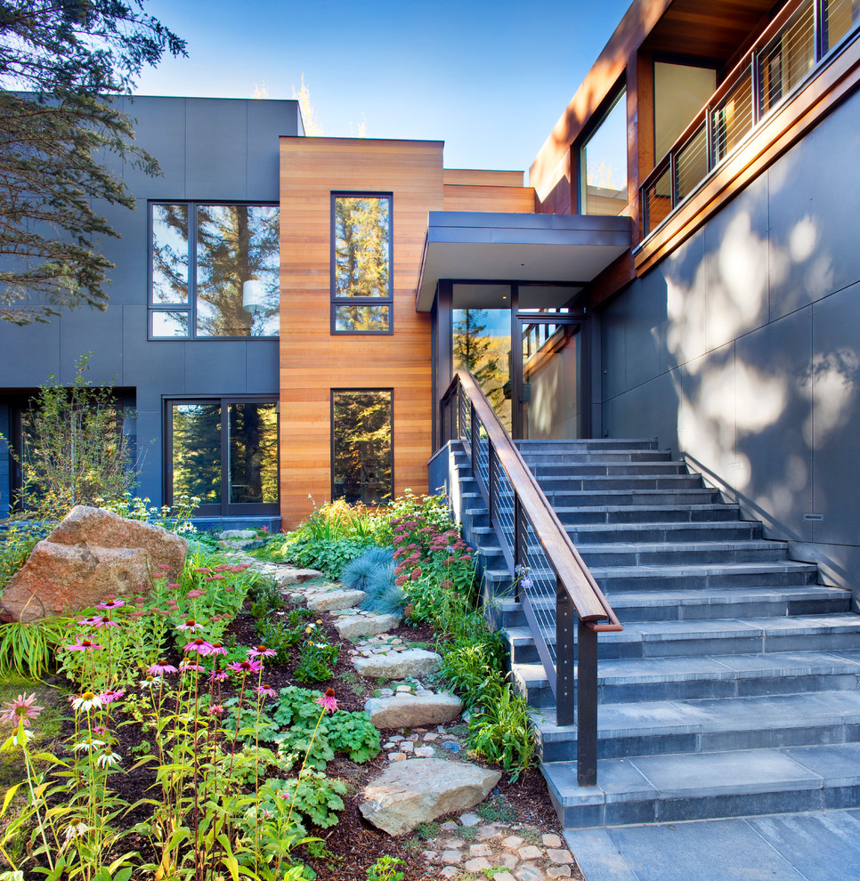Mittelgroßer Moderner Gartenweg hinter dem Haus mit Natursteinplatten in Denver