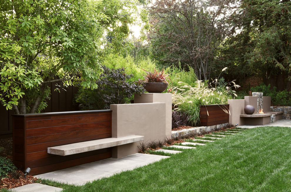 Свежая идея для дизайна: участок и сад на заднем дворе в современном стиле - отличное фото интерьера
