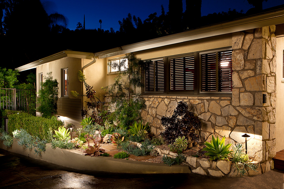 ロサンゼルスにある地中海スタイルのおしゃれな前庭の写真