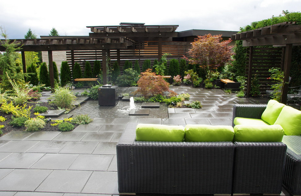 Пример оригинального дизайна: большой солнечный участок и сад на внутреннем дворе в современном стиле с хорошей освещенностью и мощением тротуарной плиткой